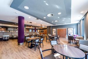 杜塞尔多夫Premier Inn Düsseldorf City Centre的用餐室配有桌椅