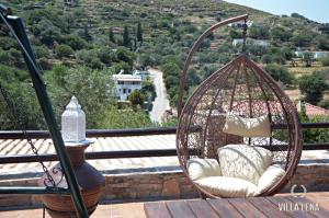 巴特斯欧VILLA LENA - ΑΝΔΡΟΣ的美景阳台的挂篮椅