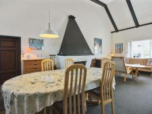 凡岛Apartment Labarnas - 800m from the sea in Western Jutland by Interhome的一间带桌椅和壁炉的用餐室