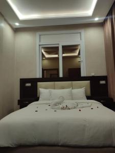 达赫拉Résidence Dahab的卧室配有一张大白床和大镜子