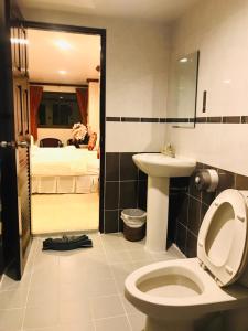 芭东海滩Benetti house的一间带卫生间、水槽和床的浴室