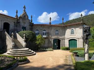 维埃拉·多米尼奥Canastro do Vidoeiro的一座古老的石头建筑,设有绿色的门和楼梯