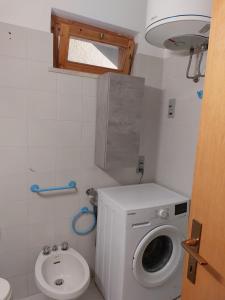 塔拉莫内La mia Casa a Talamone的一间带洗衣机和卫生间的小浴室