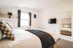 伦敦Modern & spacious 1 bedroom Clapham Junction flat的一间卧室配有一张床和镜子