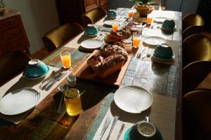 克卢尼La Porte des Prés的一张长桌子,上面有盘子和食物
