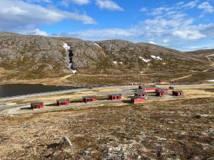 SkarsvågHytte Camp Nordkapp - Red的山中一群红色的建筑