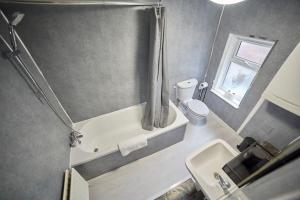盖茨黑德Flat in Gateshead的带浴缸、卫生间和盥洗盆的浴室