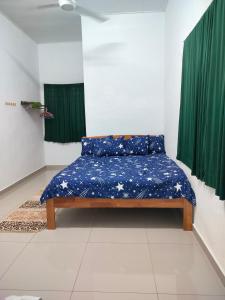 巴西富地Dina Homestay B的绿窗帘的房间的一张床位