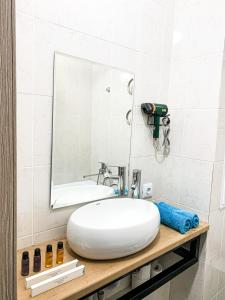 塔尔迪科尔Апартаменты на Туране в Алтын шар的浴室设有白色水槽和镜子