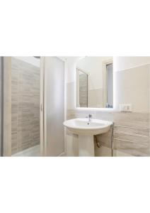 奇尼斯Casa Cinisi - Casa Vacanze的白色的浴室设有水槽和淋浴。