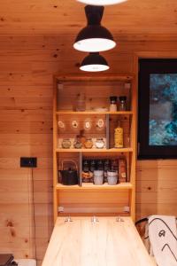 克利默内什蒂Tiny Heaven Cabin的木墙和架子上的食物