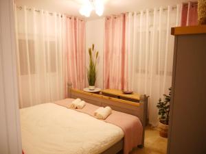 EsteponaCasa Gibraltar的一间卧室配有一张带两个枕头的床