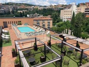 佩鲁贾乔威聂伊爵士阿列酒店的大楼顶部带游泳池的阳台