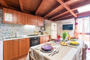 内比达Vista Sul Pan di Zucchero - Nebida - Holiday House的厨房配有带餐具的桌子