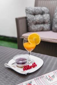 比尔基卡拉Privilege suits Swatar的桌上的一杯橙汁和浆果