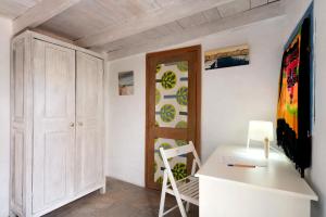 特吉塞Aloe Art的一间设有白色书桌和椅子的客房