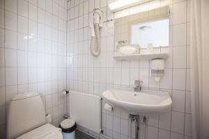 西西缪特西西缪特酒店的白色的浴室设有卫生间和水槽。