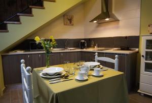 Casas del AbadAguamarina SPA Azagalla Rural的厨房配有一张带黄桌布的桌子