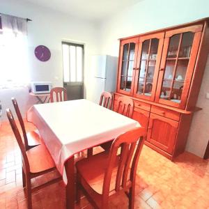 阿尔热祖尔Casa Rocha Relax的厨房配有桌椅和冰箱。