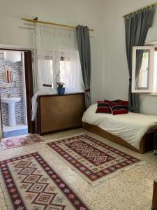安曼Darna Hostel的一间卧室设有一张床和一个窗口