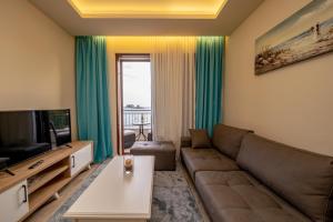 佩特罗瓦纳莫鲁Mar Azul Apartments Petrovac的带沙发和电视的客厅