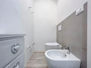 瓦拉泽Nuovo Bilocale con posto auto的白色的浴室设有卫生间和水槽。