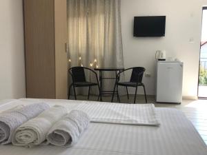 多亚马伊Vila Atlas的卧室配有白色床和毛巾