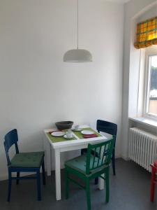马尔肖In der Mühlenstraße的一张带椅子的白色桌子和一个碗