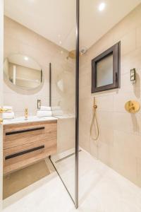 圣特罗佩Hotel Brin d'Azur - Saint Tropez的带淋浴、盥洗盆和镜子的浴室