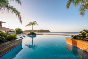 普拉纳维瑙Villa #12 - Blue Venao, Playa Venao的一座背景海洋的游泳池
