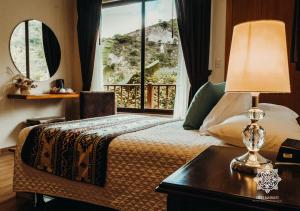 Santa IsabelInti Kamari Wellness Lodge & Convention Center的酒店客房设有床和窗户。