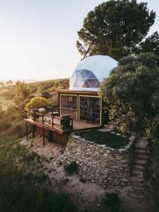 塔尔巴赫Moonrise Dome - La Bruyere farm的圆顶房屋的图象