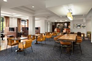 路易斯威尔路易斯维尔机场万怡酒店的一间带桌椅的用餐室和一间自助餐厅