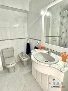 拉皮内达APARTBEACH BELL RACO ESQUINERO y FRENTE PLAYA的一间带水槽、卫生间和镜子的浴室