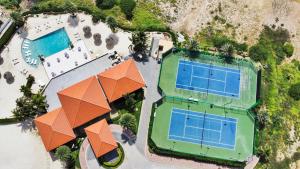 棕榈滩Bocobay Gold Coast Resort的两个网球场的顶部景观,两个网球场