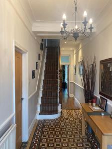 伦敦Tranquil Garden View Double Room的房屋内带楼梯的走廊
