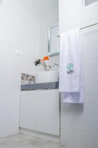 利马Departamento Amoblado的白色的浴室设有水槽和毛巾