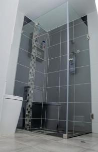 利马Departamento Amoblado的浴室设有玻璃淋浴间和卫生间