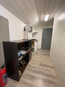 翁达尔斯内斯Åndalsnes Budget Stay - 1 Room in Shared Loft的一个带柜台和微波炉的厨房