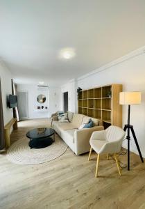 克卢日-纳波卡Dendro Apartment的客厅配有沙发和桌子