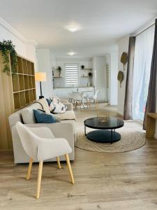 克卢日-纳波卡Dendro Apartment的客厅配有沙发和桌子