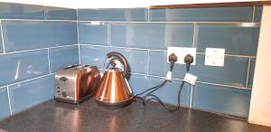 伯明翰Kunda House Bearwood的厨房柜台配有茶壶和烤面包机