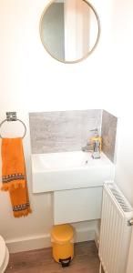 伯明翰Kunda House Bearwood的浴室设有白色水槽和镜子