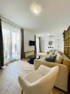 克卢日-纳波卡Dendro Apartment的客厅配有沙发和两把椅子