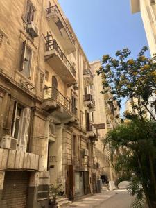 开罗cairo central house的一座古老的石头建筑,在街上设有阳台