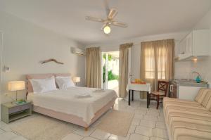 阿达玛斯里加斯酒店的一间卧室设有一张床和一间客厅。