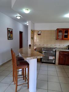 马那瓜Acogedora Casa的厨房配有桌子和一些椅子