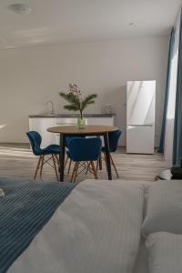 文尼察TREND HOUSE Apartments & Hostel的一间带桌椅的卧室和一间厨房