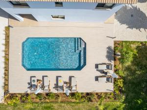 Sunny Paradise Luxury Villa With Pool & Hot Tub内部或周边泳池景观