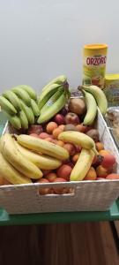 科莫Como 3 B&B的桌子上一盒香蕉和其他水果